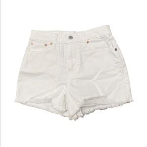 White Levi’s denim shorts